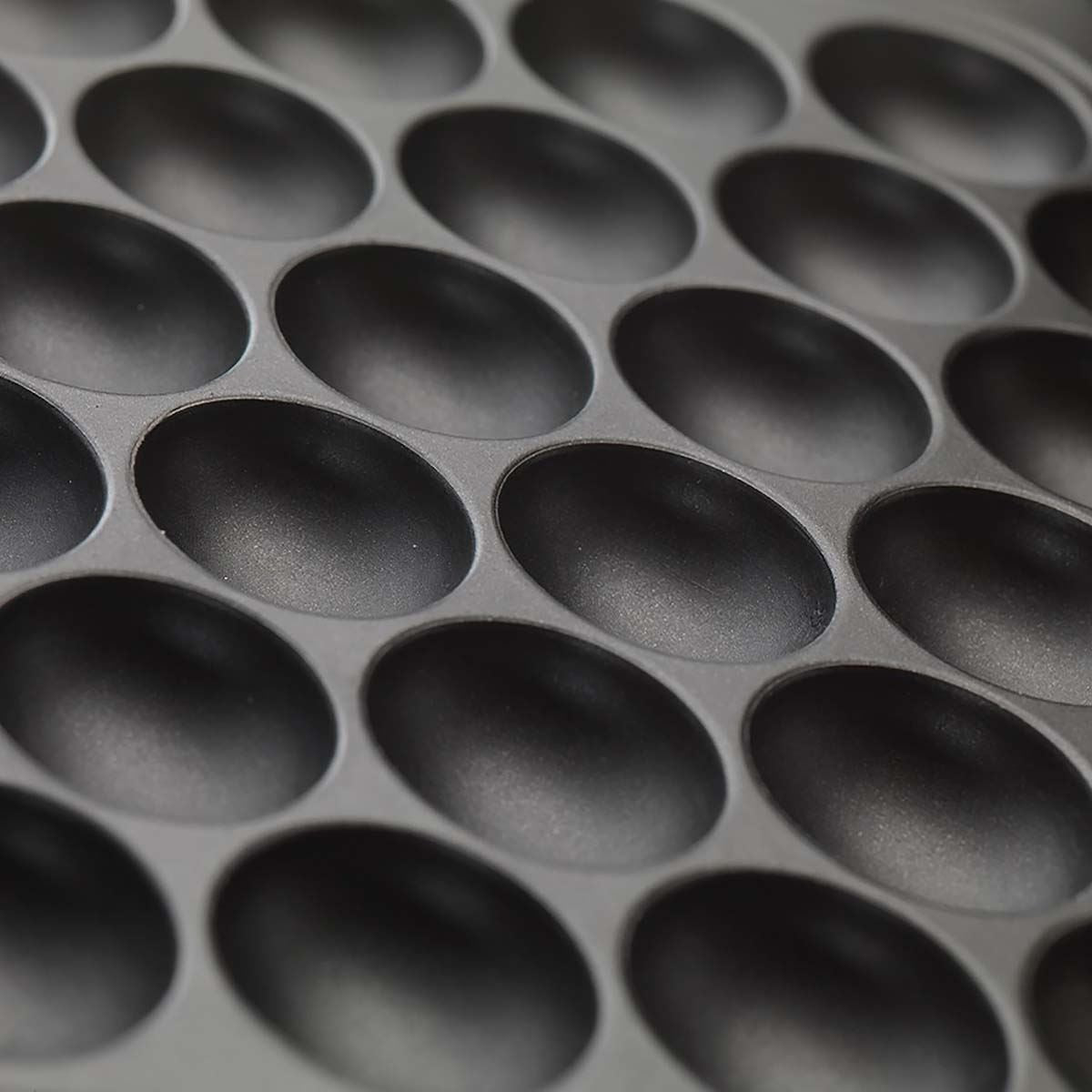 Trebs Waffle Maker Iron, Single Bubble Shape Waffle Machine with Non Stick Plates & Adjustable Temperature Control, 1000W - White