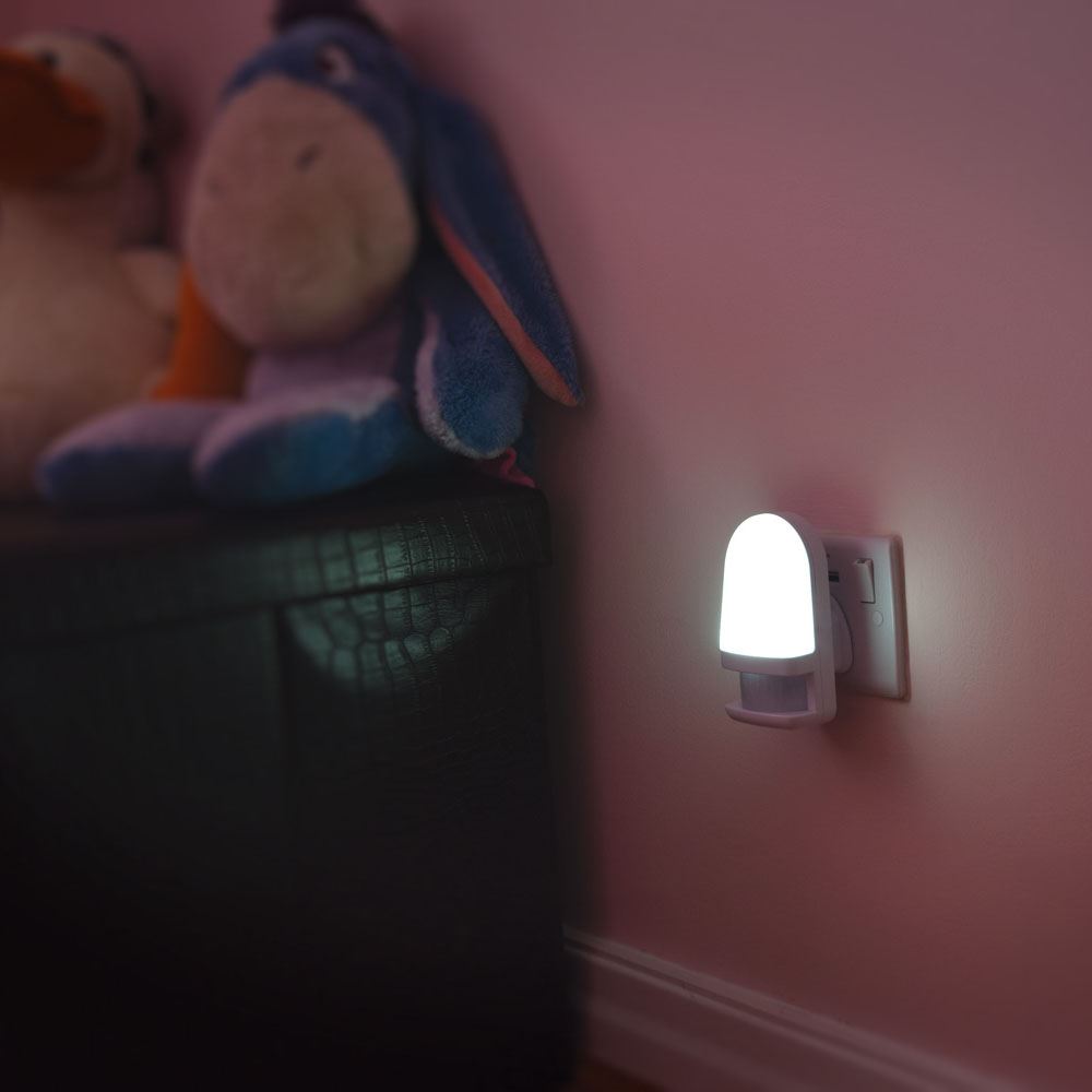 Lyyt Niteglow PlugIn PIR Motion Sensor Hallway Plug Socket LED Night Light