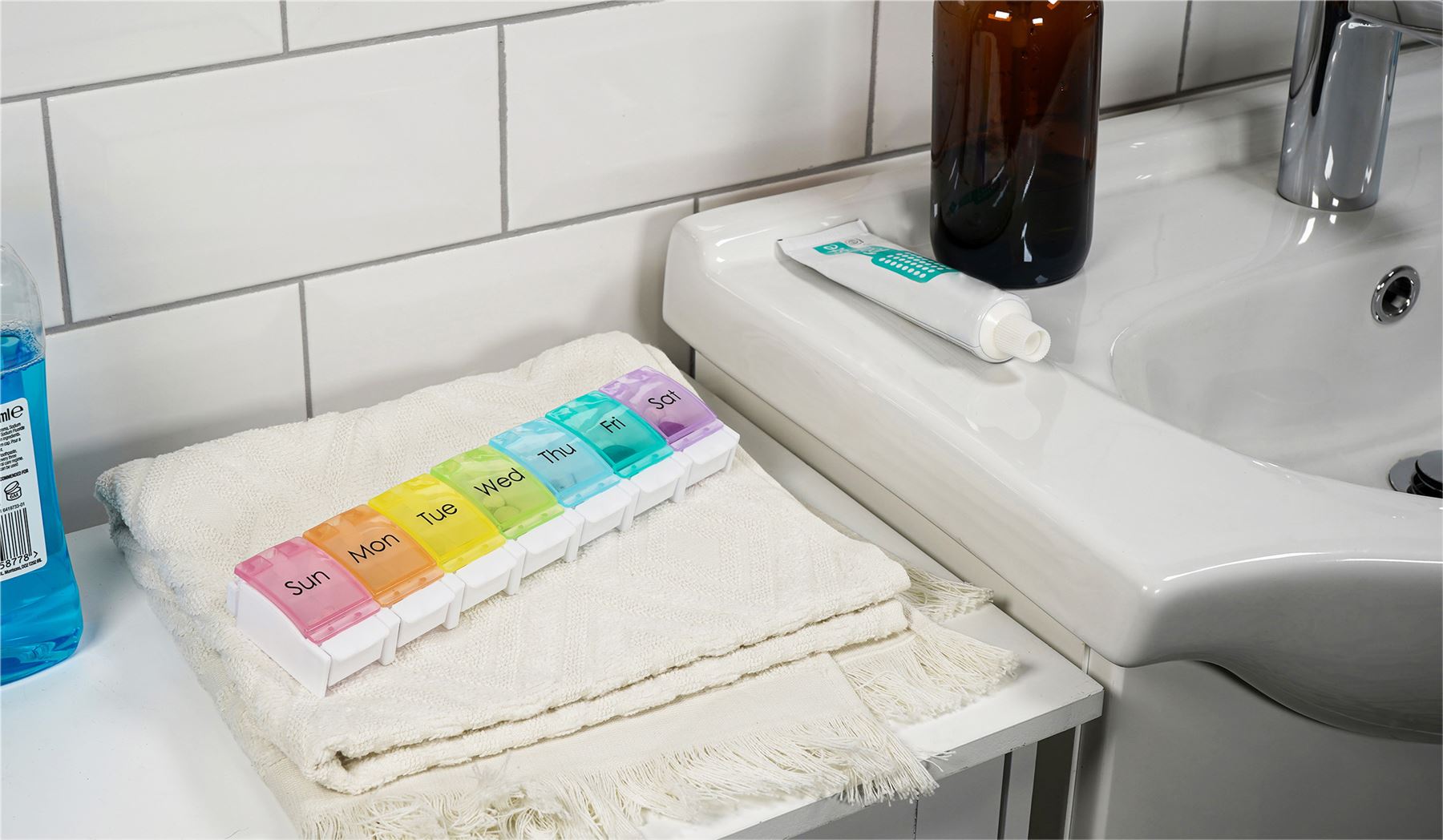 7 Day Weekly Pill Storage Box with Push Button Release.Medication Box,Weekday Medicine Storage,Ideal for Arthritis,Alzheimers,Dementia,Tablets