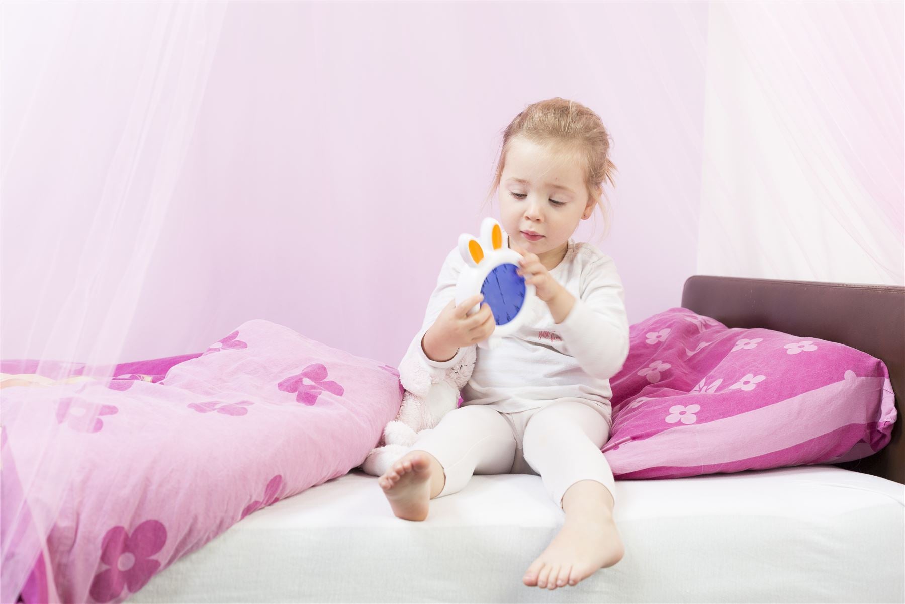 Alecto Childrens Sleep Trainer & Night Lamp Light / Alarm Clock Rory the Rabbit - White