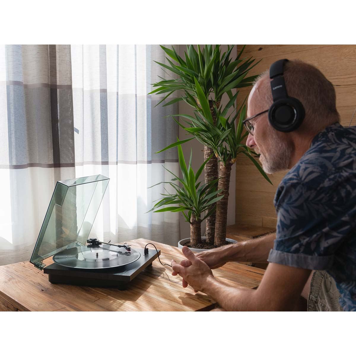 Lenco LS-10BK Wood Viynl Record Turntable with Built-In Speakers - Black