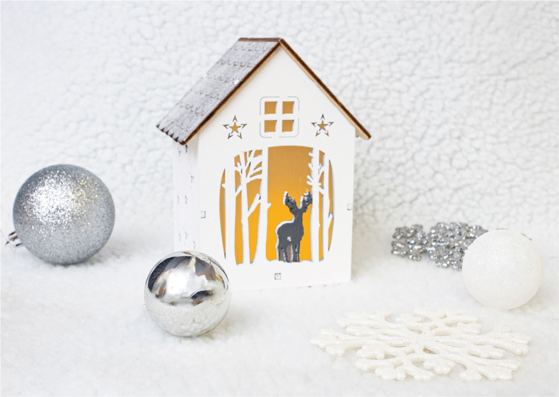 Christmas Wooden Light Up LED Festive Woodland Reindeer House Scene Decoration Battery Powered