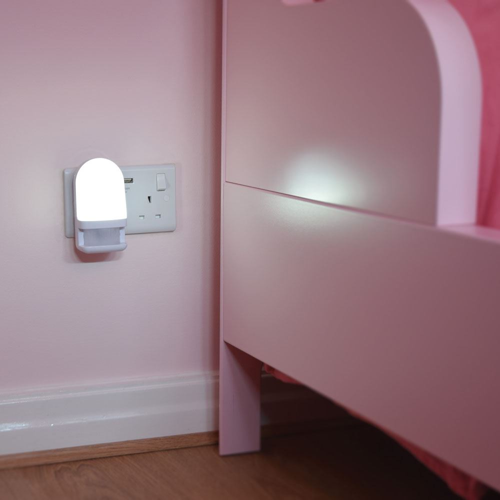 Lyyt Niteglow PlugIn PIR Motion Sensor Hallway Plug Socket LED Night Light