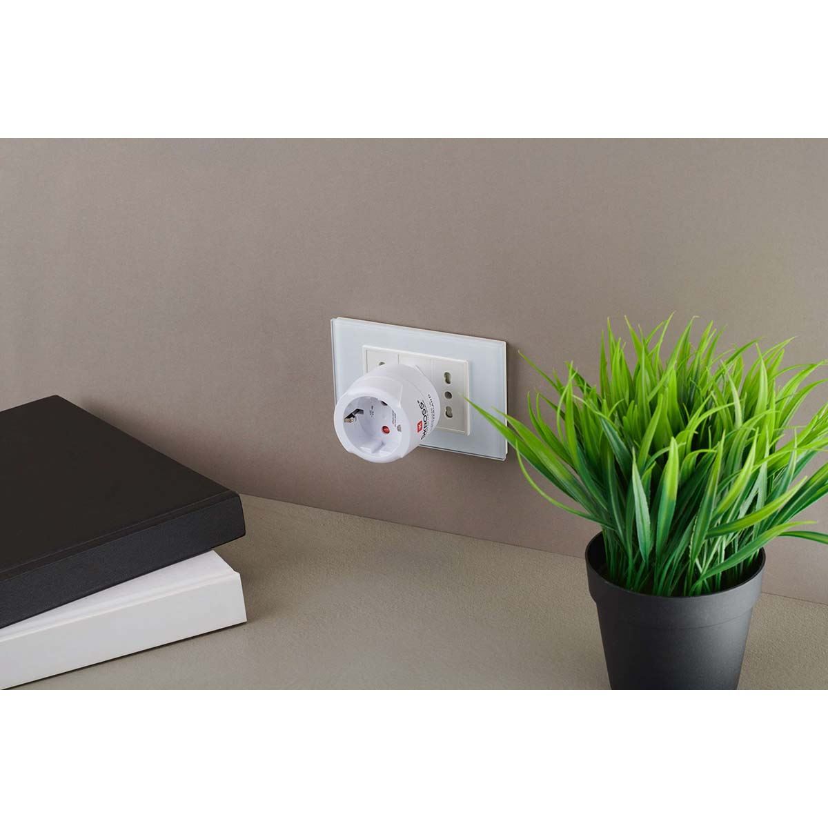 Skross Travel adapter Europe to Switzerland + Italy + Brazil - For 2- and 3-pole devices (grounding or Euro-plug)