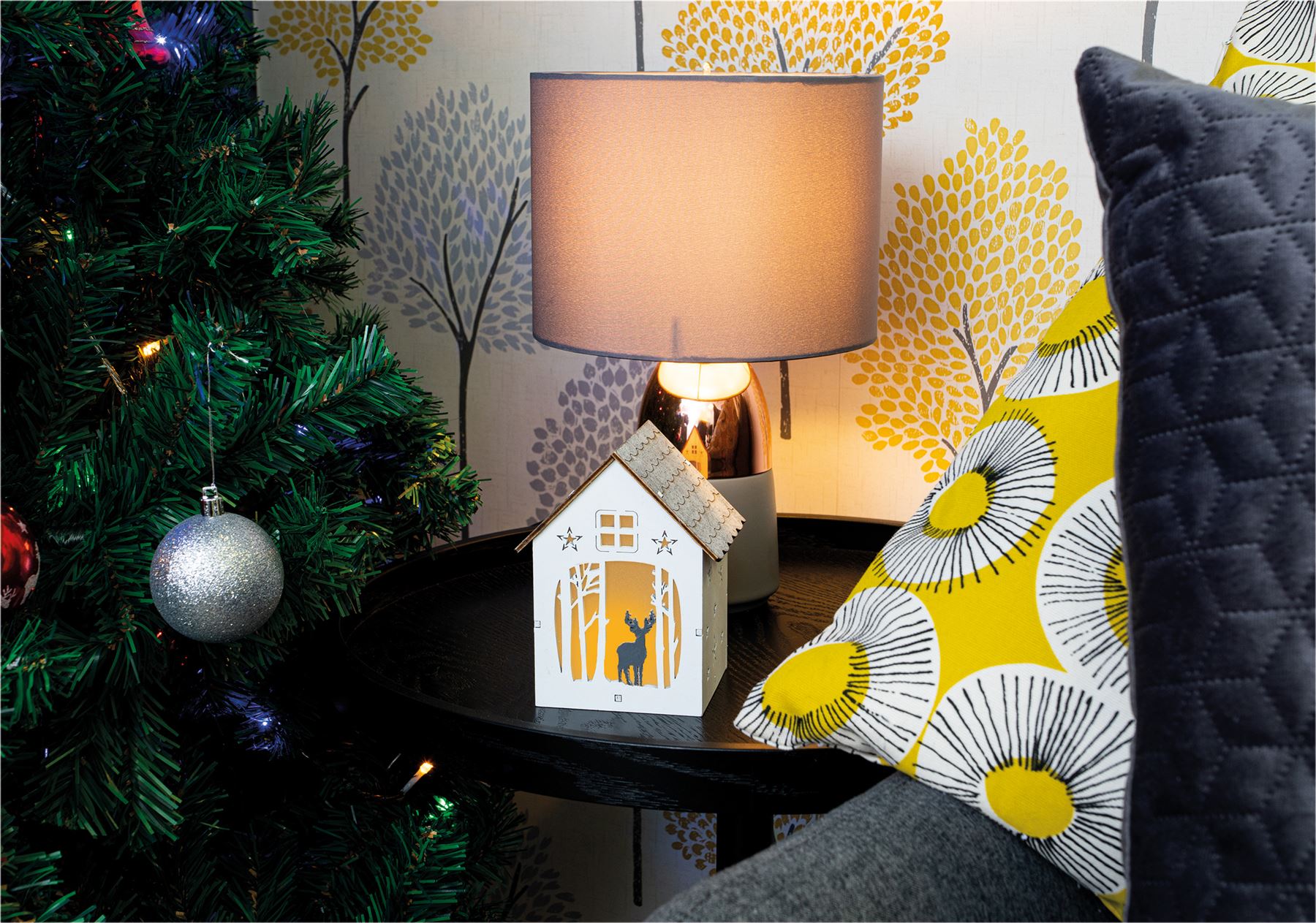 Christmas Wooden Light Up LED Festive Woodland Reindeer House Scene Decoration Battery Powered