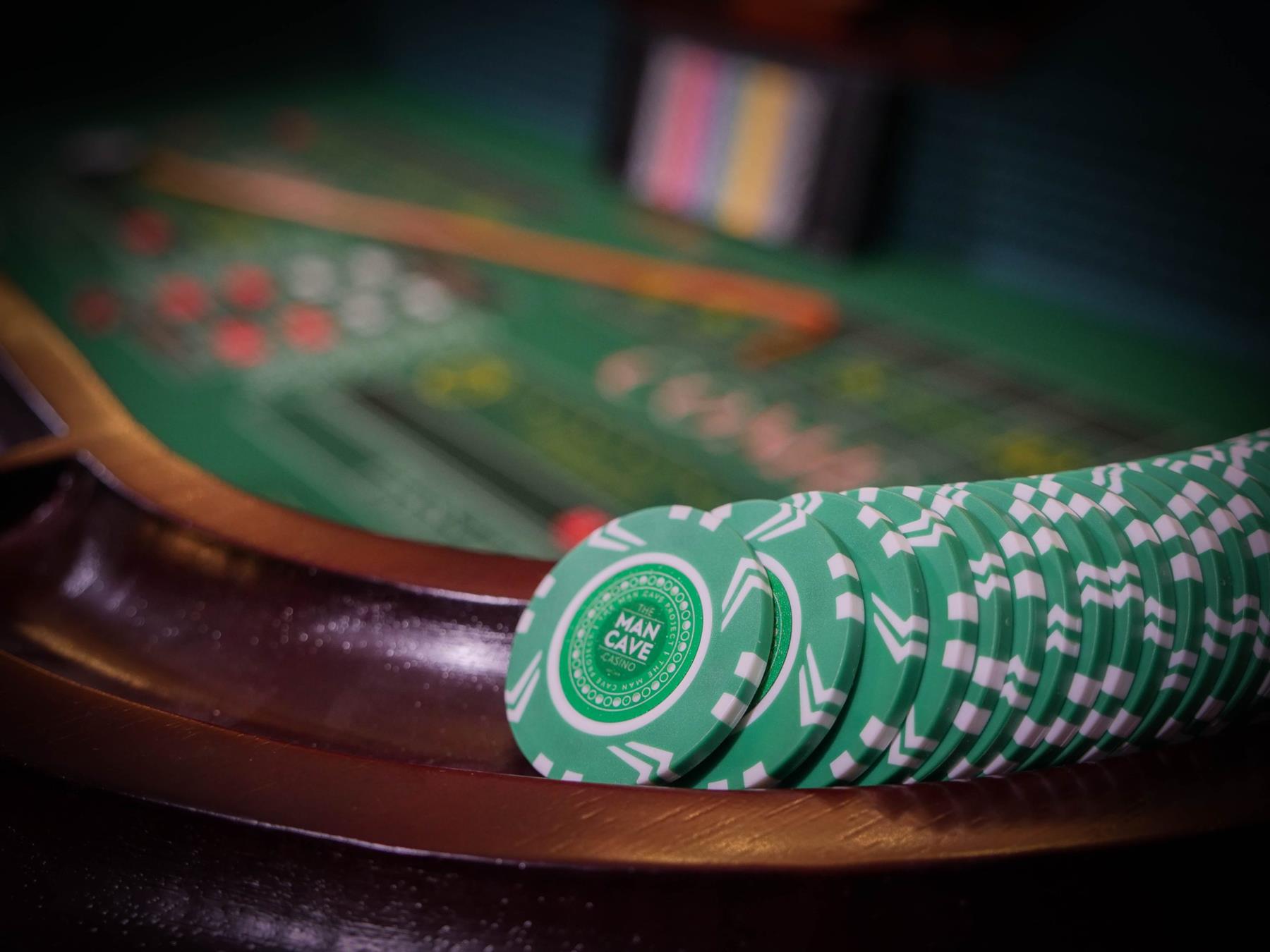 The Man Cave Project Luxury Craps Table, Mahogany Effect Dark Wood with Green Baize Cloth Surface, Chip Holder and Faux Leather Ar...