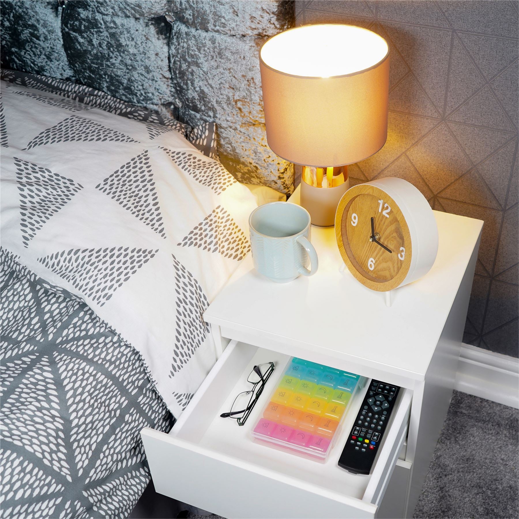 7 Day Weekly Pill Box with 4 Compartments per Day.Supplied in a Clear Clip Shut Case,