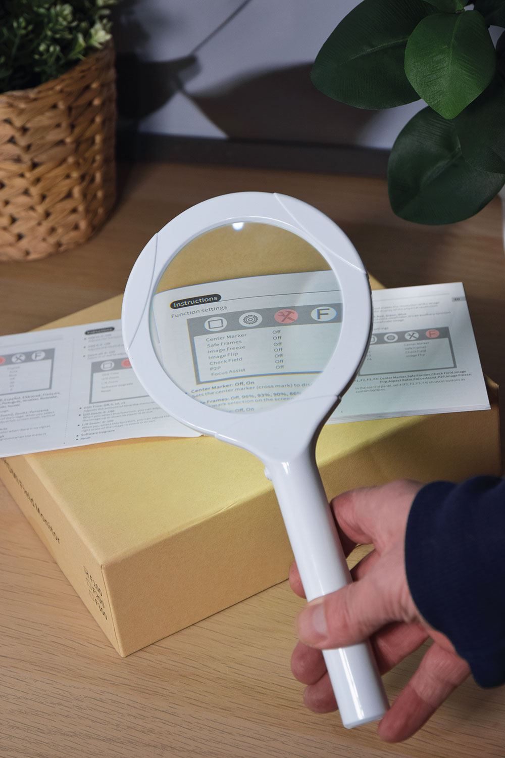 Mercury Strong Handheld Magnifying Glass a Light Up Magnifying Lens with an Impressive 3 x Magnification & 3 x LED Lights, Batteries are required for LED Light, White