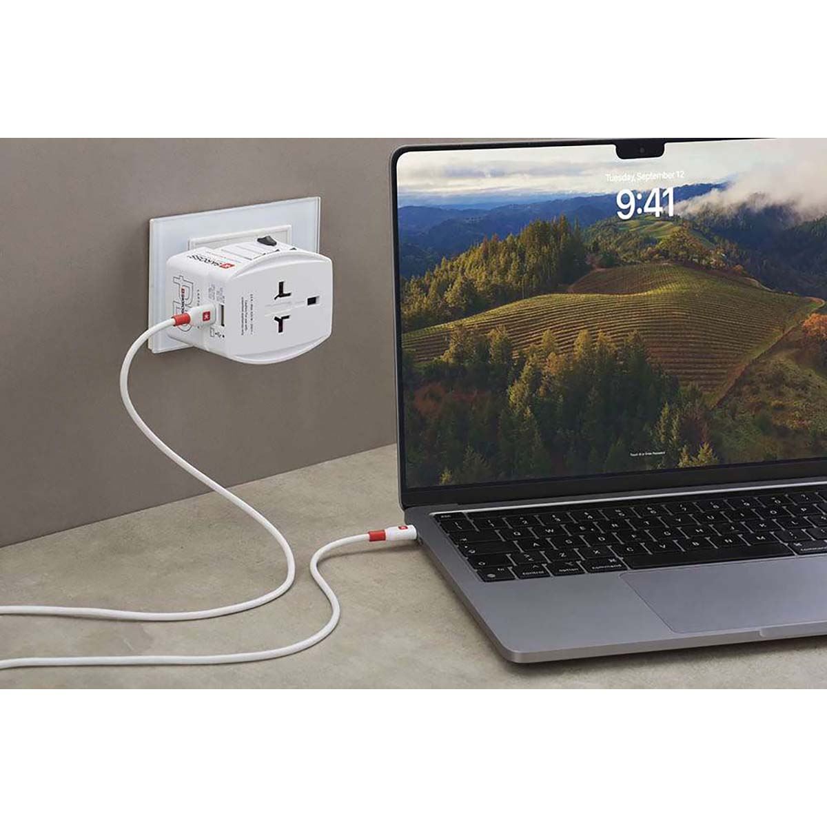 Skross Travel Adapter 2-pole world travel adapter with integrated Dual USB Charger (1x USB C & 1 x USB) 45 Watt Power Delivery