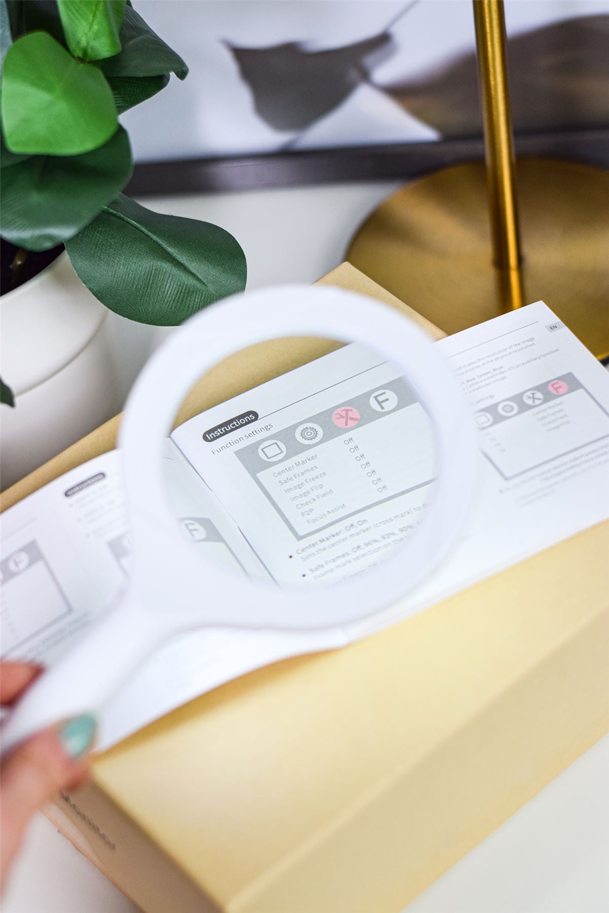 Mercury Strong Handheld Magnifying Glass a Light Up Magnifying Lens with an Impressive 3 x Magnification & 3 x LED Lights, Batteries are required for LED Light, White