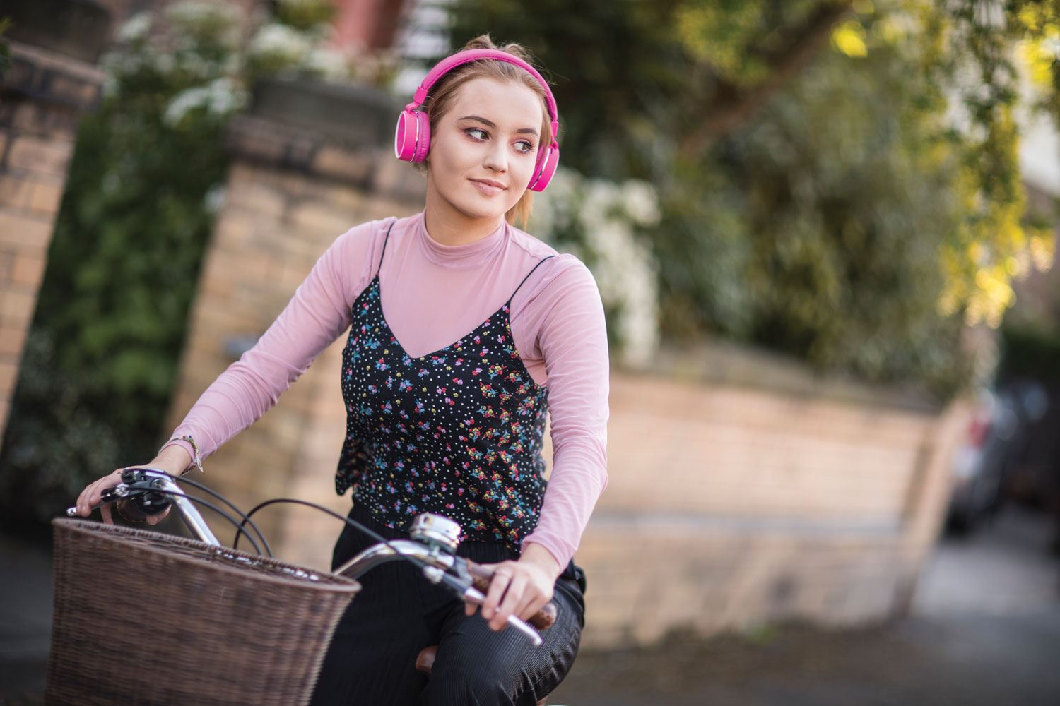 Av:link Foldable Stereo Bluetooth Headphones Wireless Headset Mic MP3 FM SD Slot Smartphone - Pink