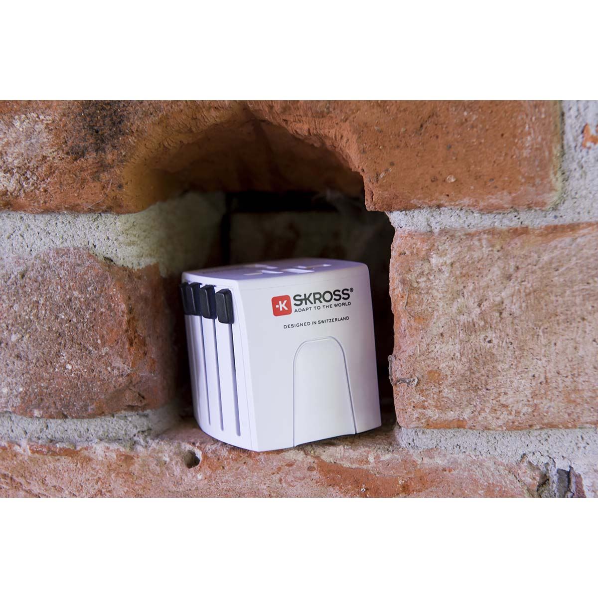 Skross Travel Adapter MUV USB (2xA) Compact 2-pole world travel adapter with 2 integrated USB ports