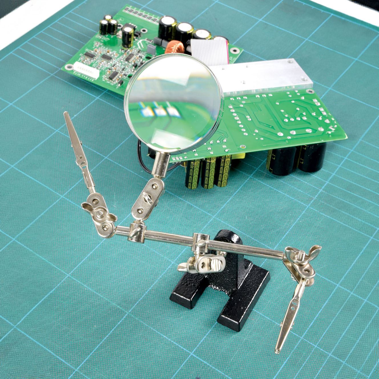 Duratool Third Hand with Magnifier, Helping Hand Tool with Adjustable Joints, 2 x Crocodile Clips, and 60mm Magnifying Glass Lens for Solde...