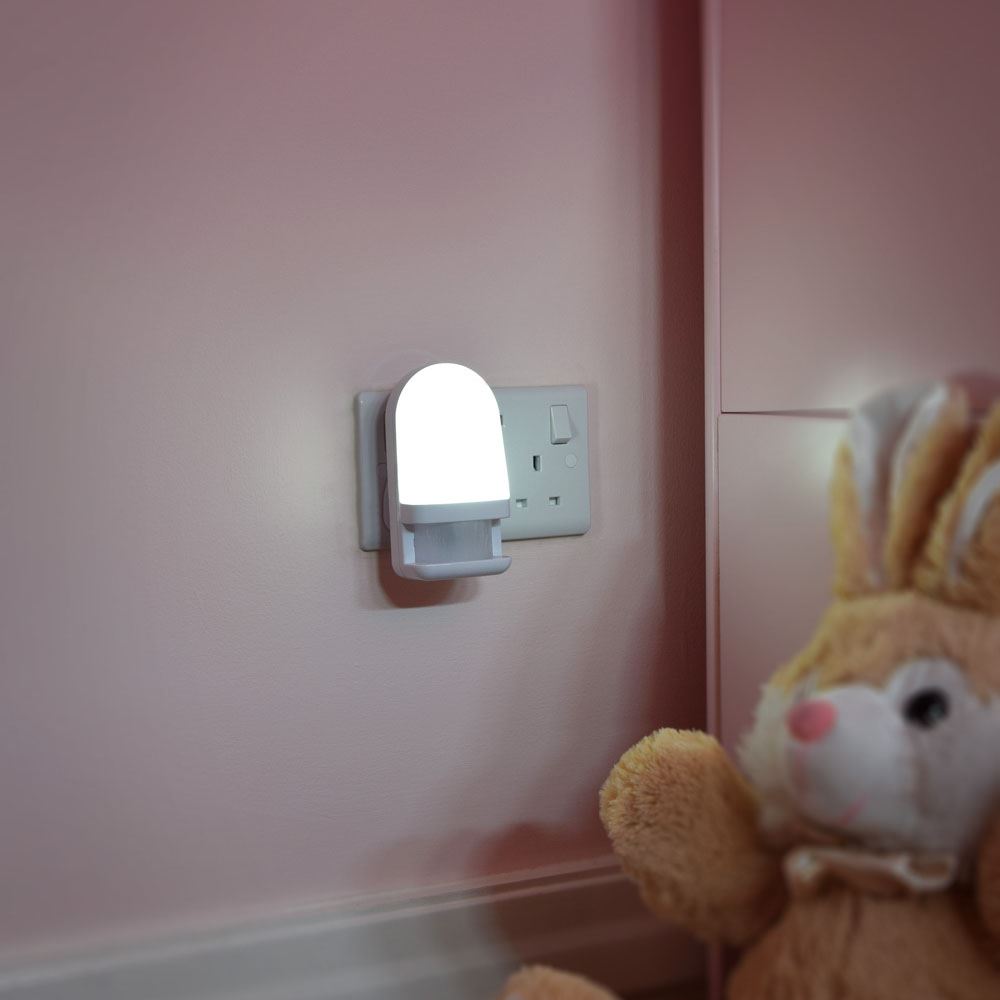 Lyyt Niteglow PlugIn PIR Motion Sensor Hallway Plug Socket LED Night Light