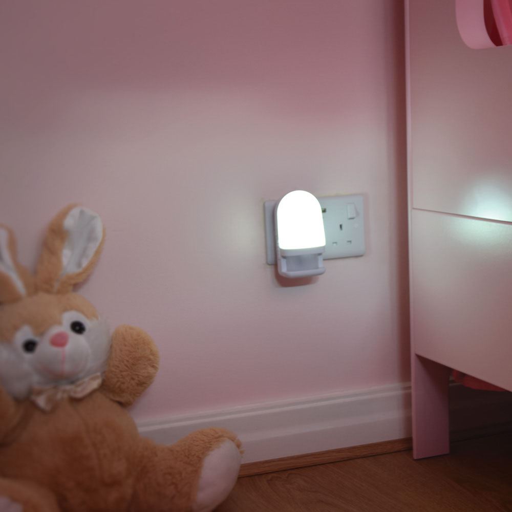 Lyyt Niteglow PlugIn PIR Motion Sensor Hallway Plug Socket LED Night Light