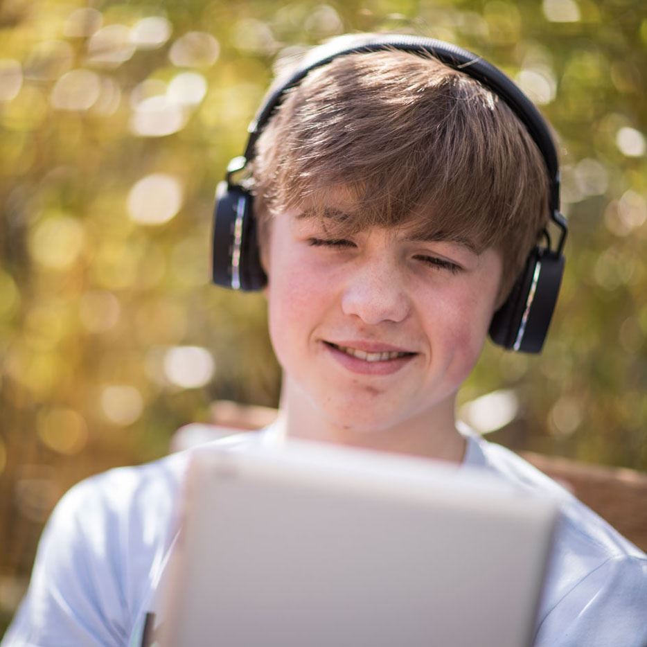 Av:link Foldable Stereo Bluetooth Headphones Wireless Headset Mic MP3 FM SD Slot Smartphone - Black