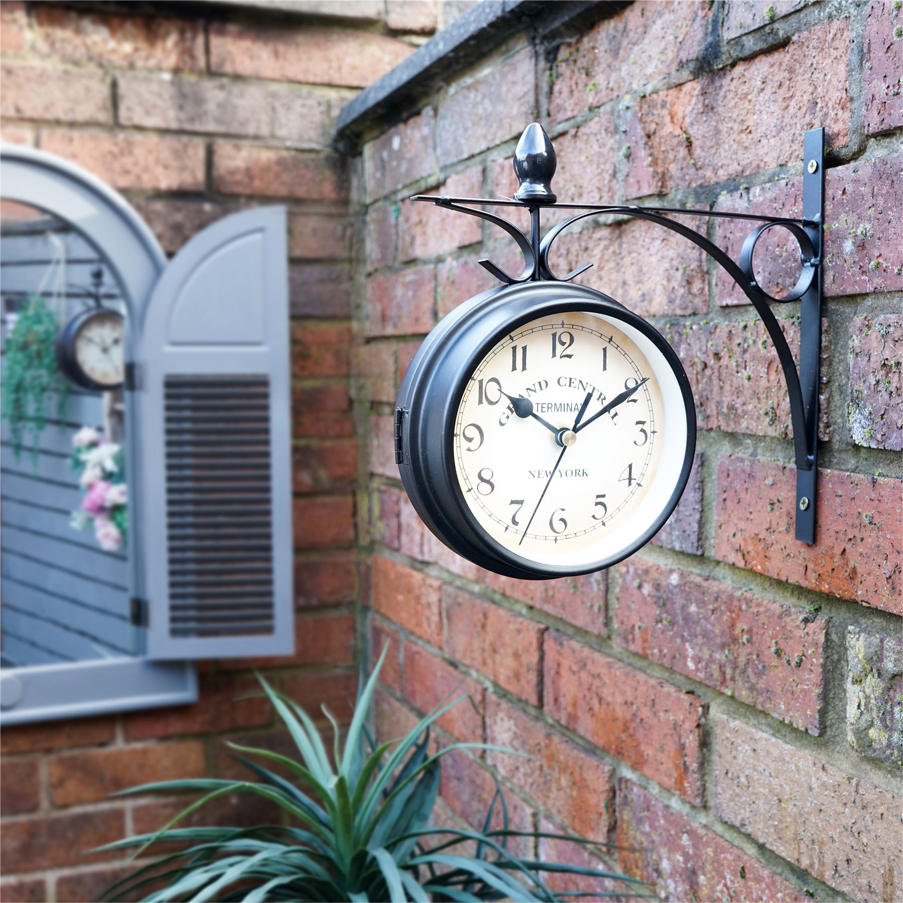 Double Sided Station Wall Clock 12cm Vintage Style Outdoor Decoration Round