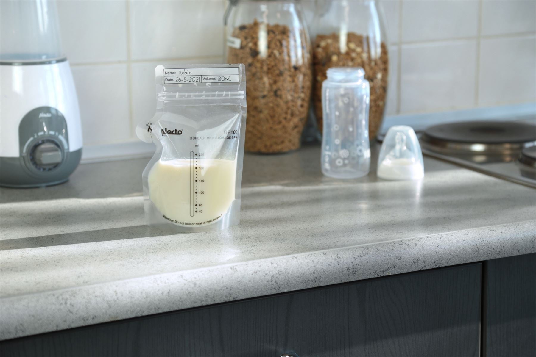 Alecto Breast Milk Storage Bag, 250ml No Leak Milk Storage Bags, Store Flat or Standing, Pre-sterilised, BPA Free Breastmilk Storage Bag with Pour Spout for Freezer