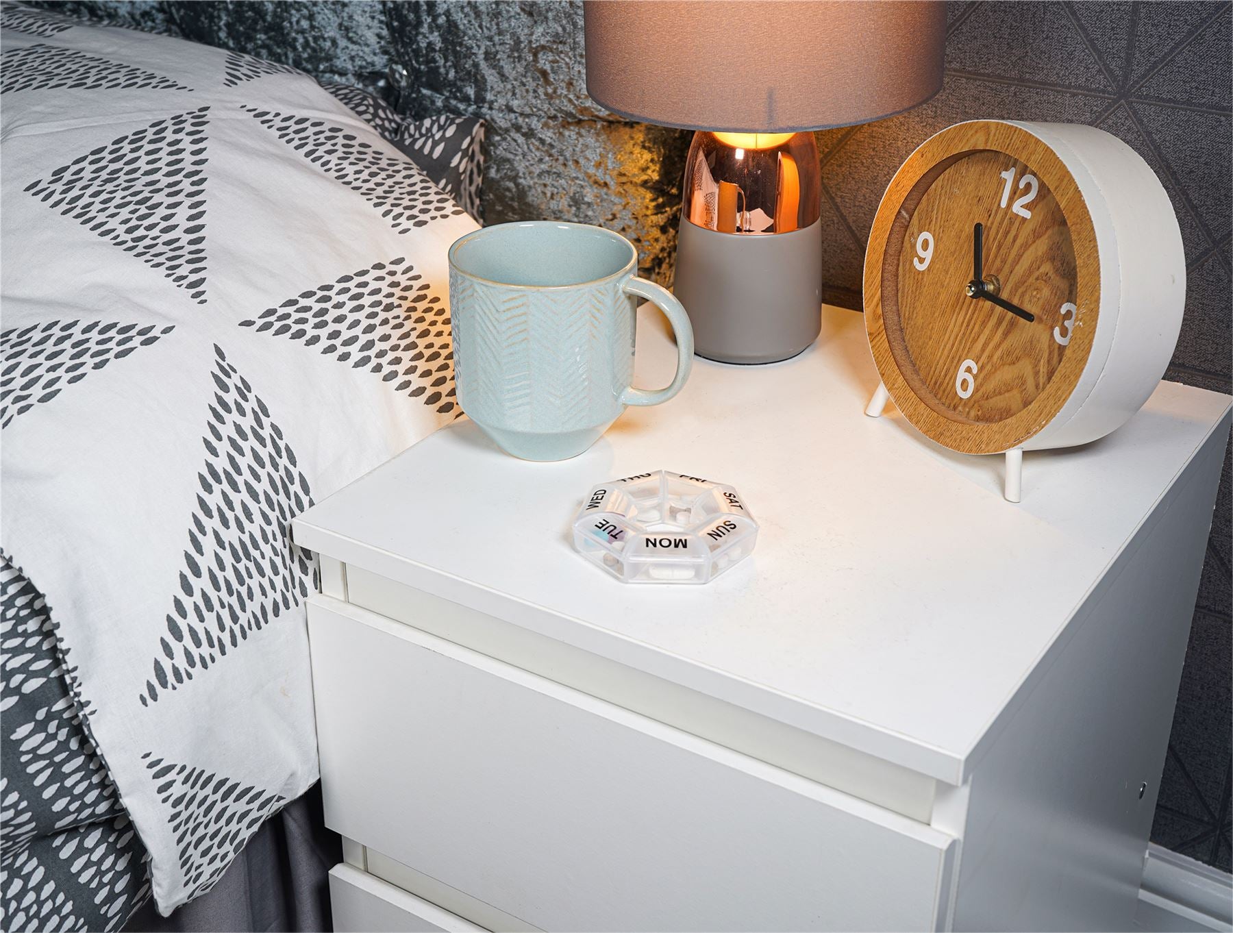 7 Day Weekly Pill Box.Compact,Portable,Easy Flip-Up Lids,Clearly Labelled Days of Week,Will Hold Several Pills per Compartment,Alzheimers,Dementia Aid