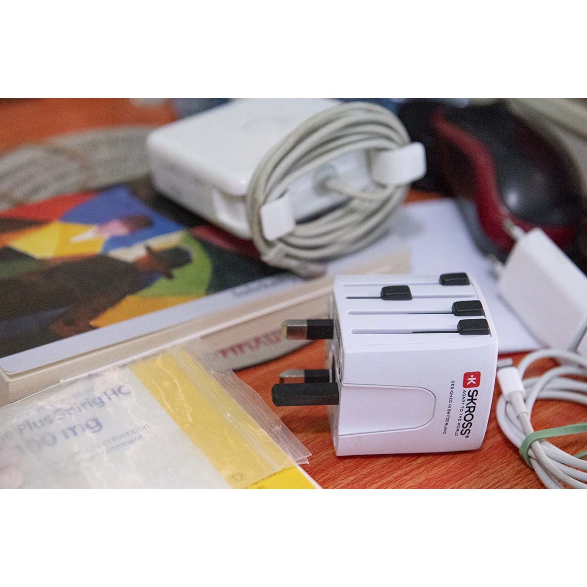 Skross Travel Adapter MUV USB (2xA) Compact 2-pole world travel adapter with 2 integrated USB ports