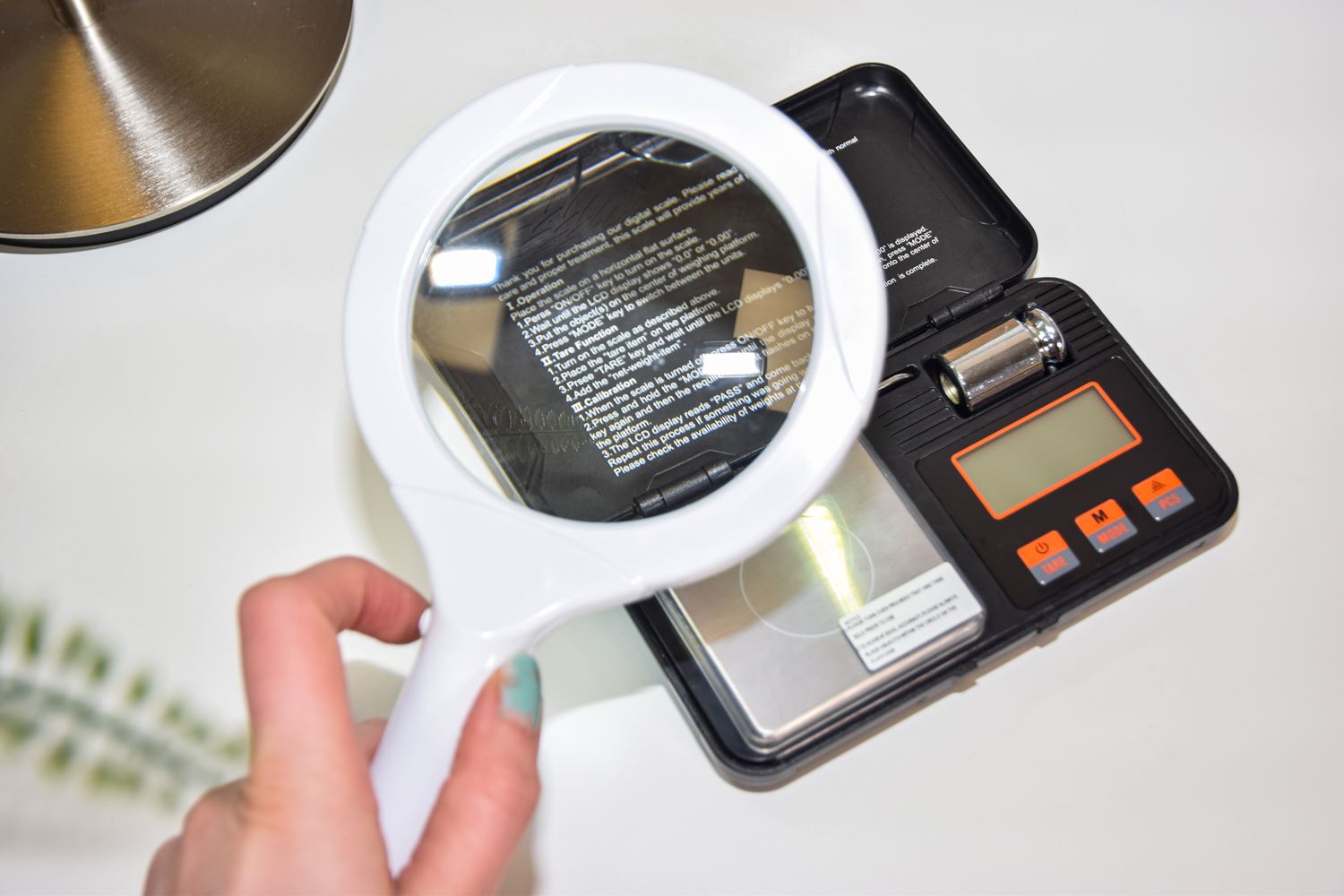 Mercury Strong Handheld Magnifying Glass a Light Up Magnifying Lens with an Impressive 3 x Magnification & 3 x LED Lights, Batteries are required for LED Light, White