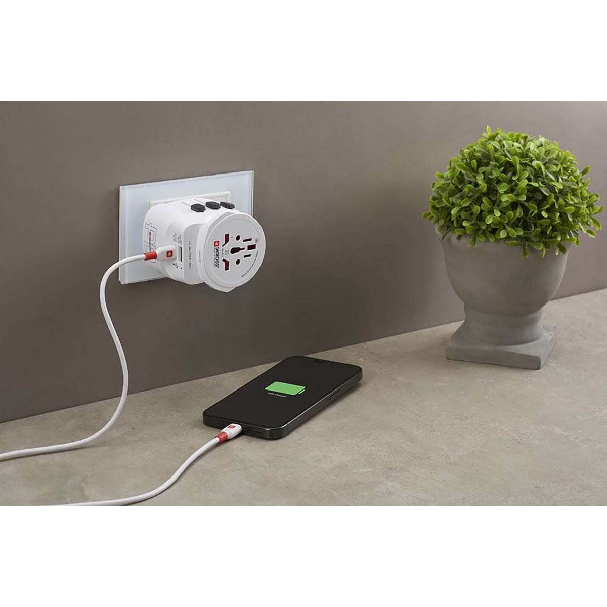 Skross Travel adapter 3-pole World Wide Earthed with integrated fast charging 45 watt PD USB charger (1 x USB C & 1 x USB) | SKR1302474