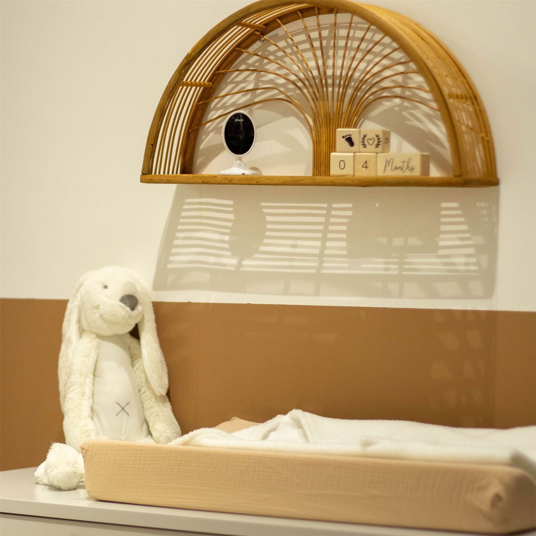 Alecto DVM-140 Video Baby Monitor with Camera, 4.3" Inch No Wifi Baby Monitor, Temperature, Night Vision, Lullaby, Two-Way Audio - White