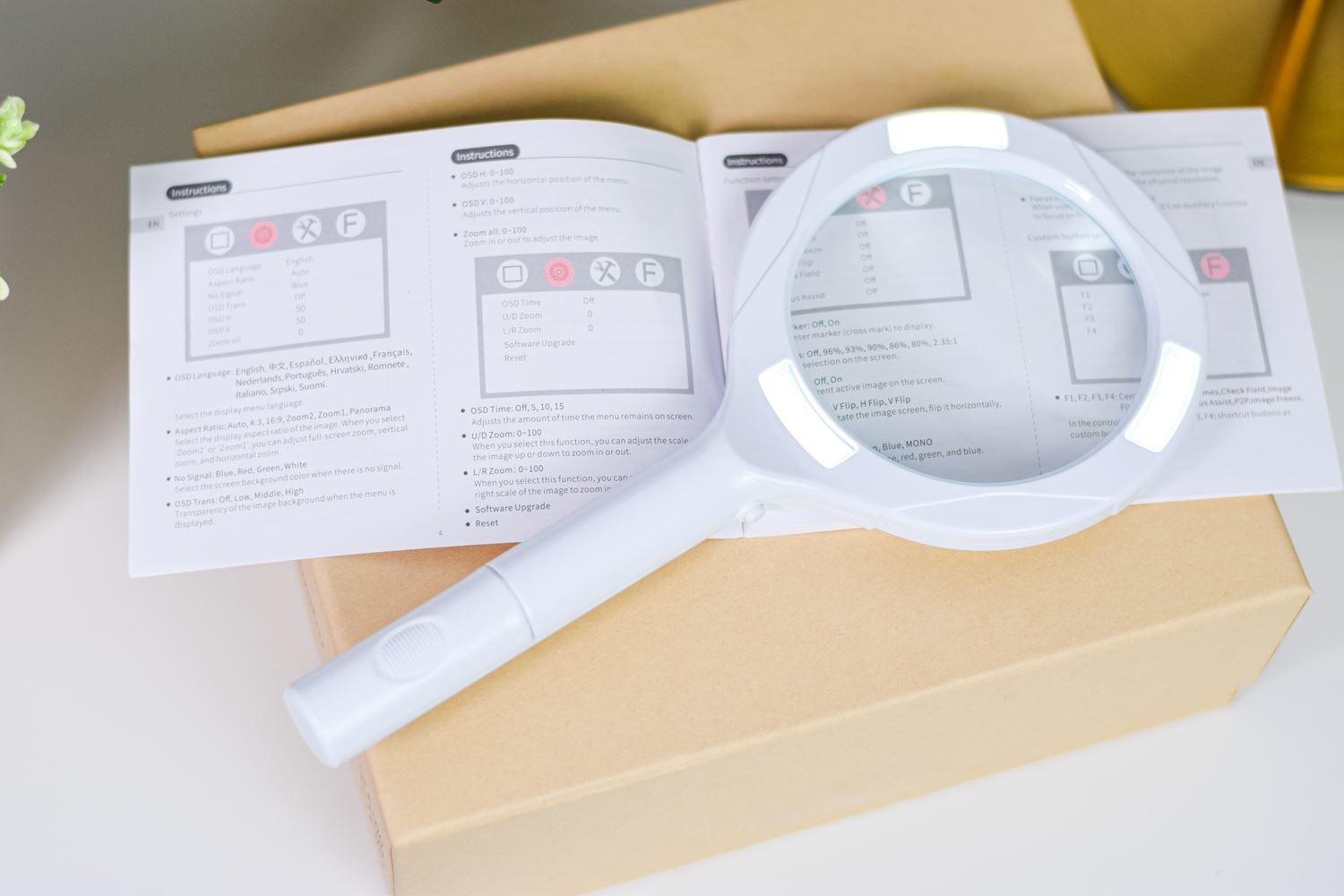 Mercury Strong Handheld Magnifying Glass a Light Up Magnifying Lens with an Impressive 3 x Magnification & 3 x LED Lights, Batteries are required for LED Light, White