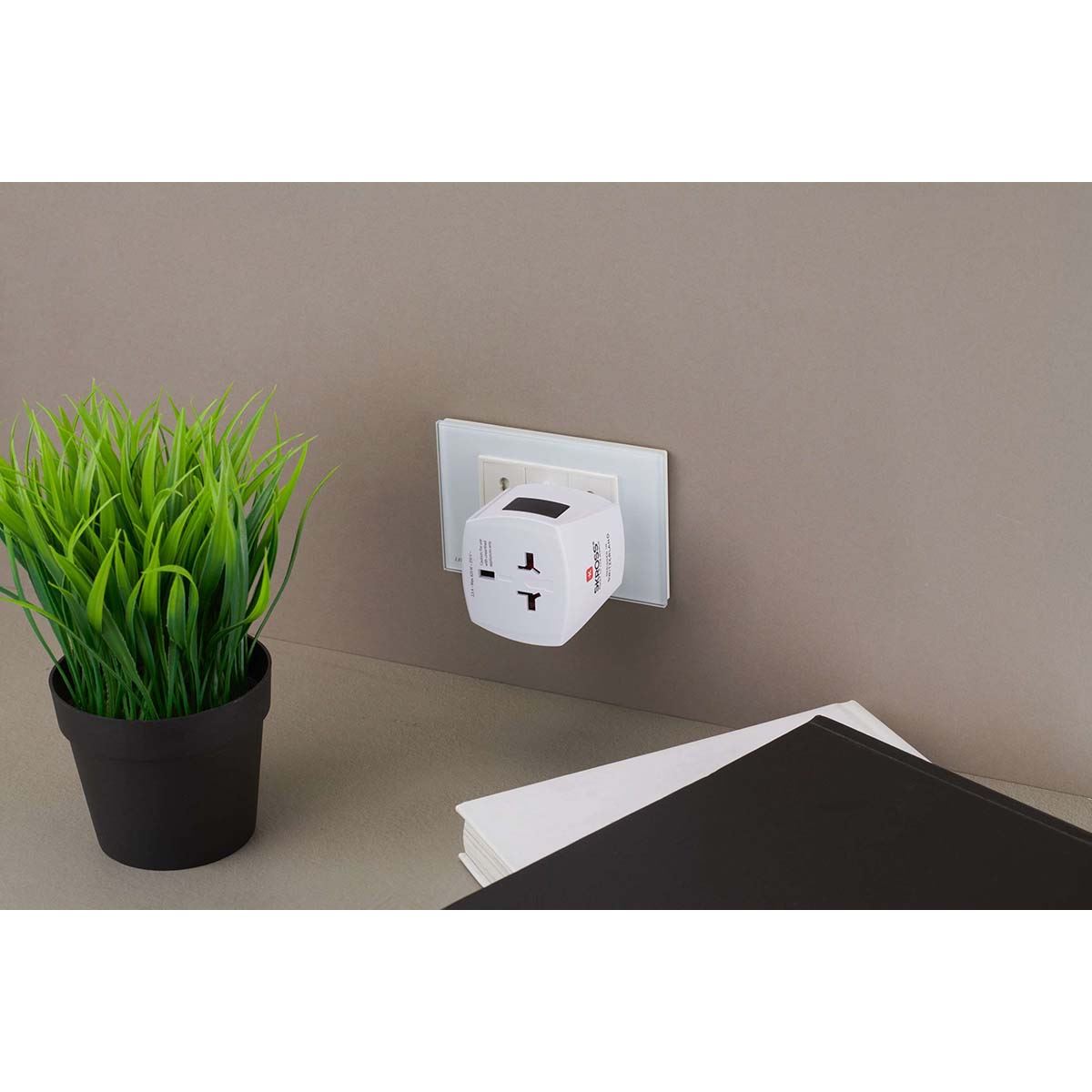 Skross Travel World Adapter | MUV Micro