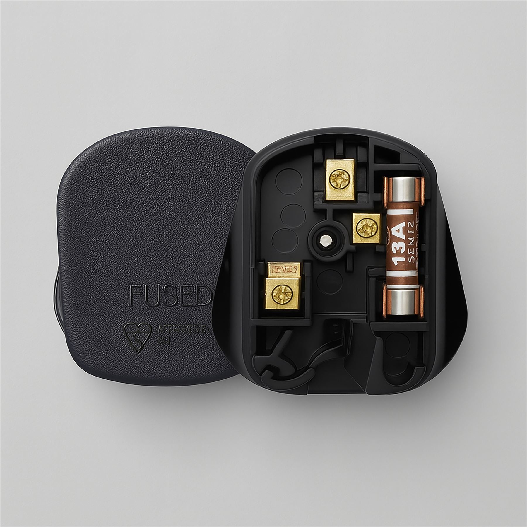 Rewireable Quick Fit 3 Pin UK Mains Plug Fitted with 13A Amp Fuse Black