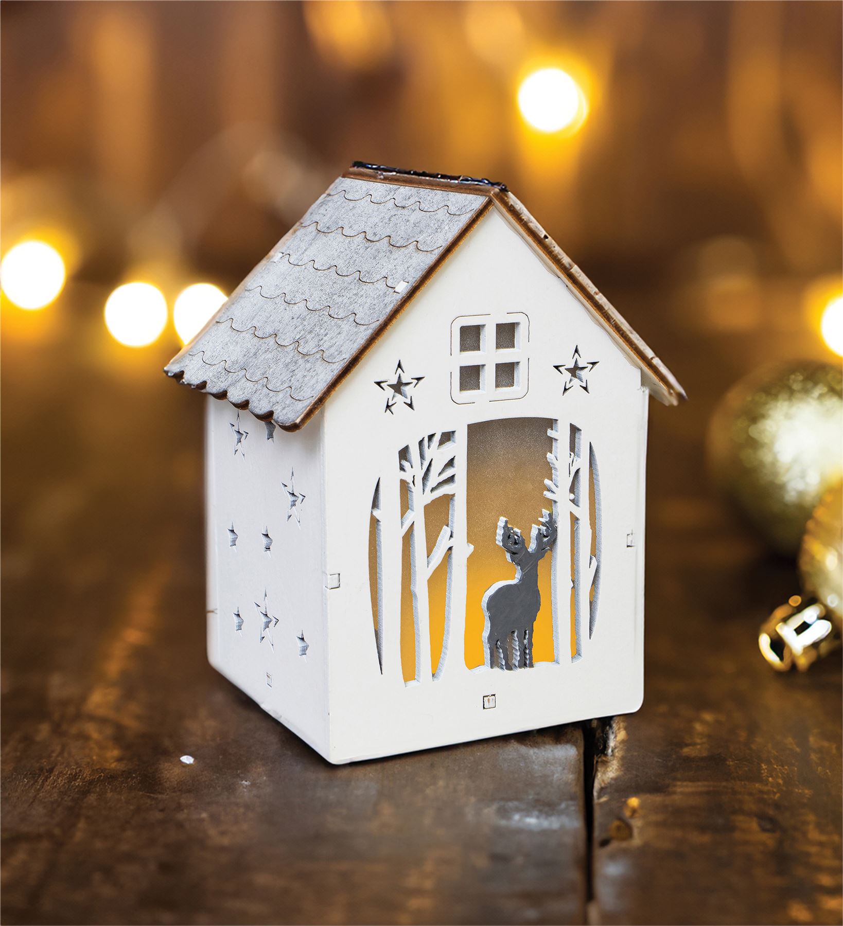 Christmas Wooden Light Up LED Festive Woodland Reindeer House Scene Decoration Battery Powered